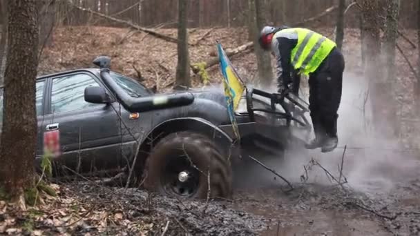 SUV vast kwam te zitten in de modder in het bos, off-road — Stockvideo