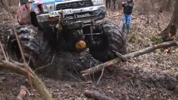 Kyjev, Ukrajina - 28. listopadu 2015: Big Foot jezdí v lese na odkalovače — Stock video