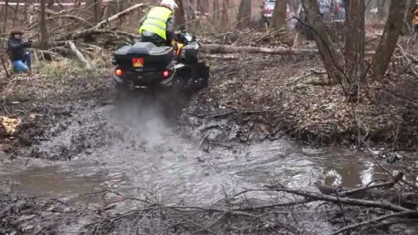 Kiev, Ukraina - November 28, 2015: Atv rider genom skogen i leran — Stockvideo