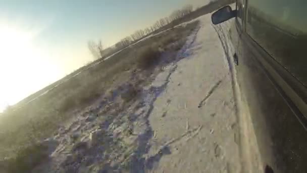 Deslizamiento de coche negro en una carretera nevada — Vídeo de stock