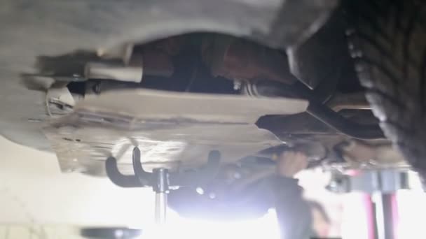 Μηχανικός αφαιρεί προστασία κινητήρα αυτοκινήτου — Αρχείο Βίντεο