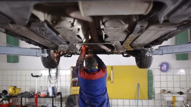 Mecánica de reparación de la suspensión del coche en el ascensor — Vídeos de Stock