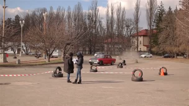 Київ - 05 квітня 2015: Червоний спортивний автомобіль дрейфуючих — стокове відео