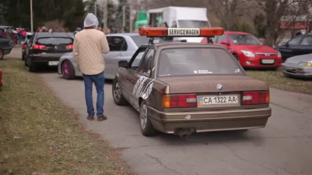 Kyjev, Ukrajina - duben 05, 2015: Staré Německo drift auto Začínáme závod — Stock video