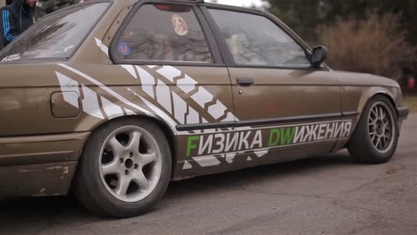 Київ, Україна - 05 квітня 2015: Старий Німеччина дрейф автомобіль почати гонку — стокове відео