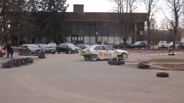 Kiev, Oekraïne - April 05, 2015: Witte auto, drifting — Stockvideo