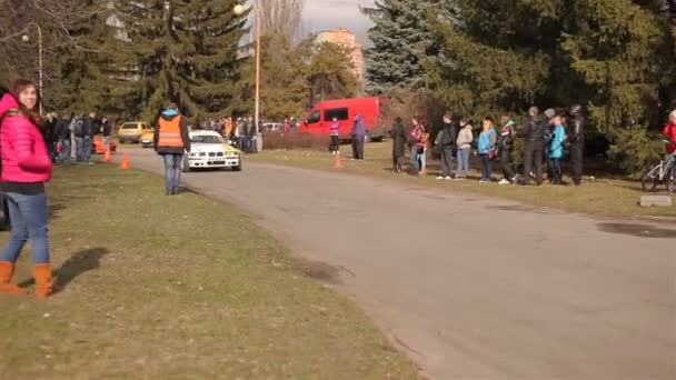 КИЕВ, УКРАИНА - 05 апреля 2015 года: Старый дрейфующий автомобиль Германии стартует в гонке — стоковое видео
