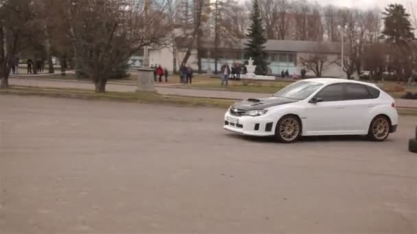 Kiev, Ukraina - 05 April 2015: Vit bil drifting — Stockvideo