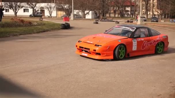 KIEV, UCRANIA - 05 de abril de 2015: Coche naranja a la deriva — Vídeos de Stock