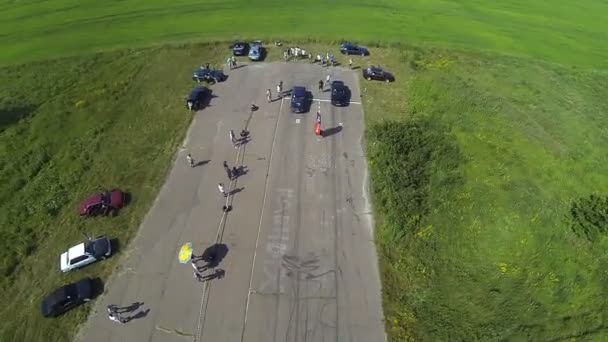 Kiev, Ukraina - 26 juni 2016: Flygfoto över två Bmw e30 på dragrace — Stockvideo