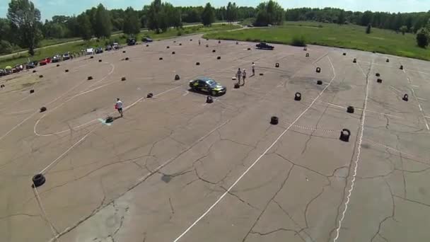 KIEV, UCRANIA - 26 de junio de 2016: BMW e36 a la deriva en pista de slalom — Vídeos de Stock