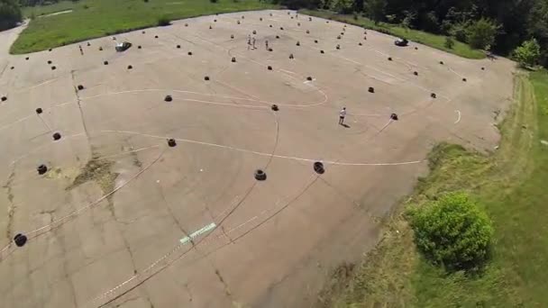 KIEV, UCRÂNIA - 26 de junho de 2016: Dois carros na pista slalom — Vídeo de Stock