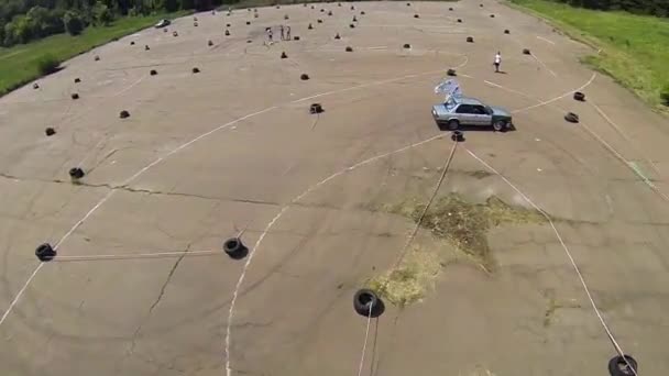 KIEV, UCRANIA - 26 de junio de 2016: Dos coches en pista de slalom — Vídeos de Stock