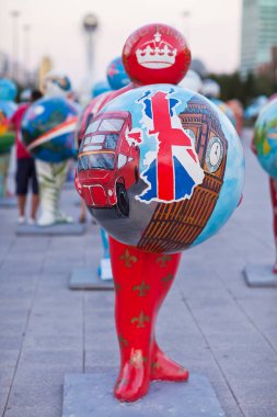 Astana, Kazakistan - 03 Ağustos 2016: Sanat yükleme simgeleyen heykeller şeklinde bir ülke dünya