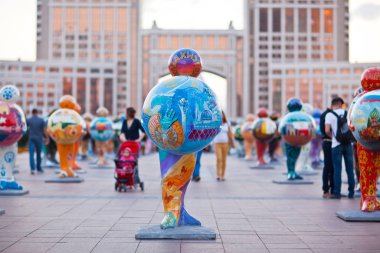 Astana, Kazakistan - 03 Ağustos 2016: Sanat yükleme simgeleyen heykeller şeklinde bir ülke dünya