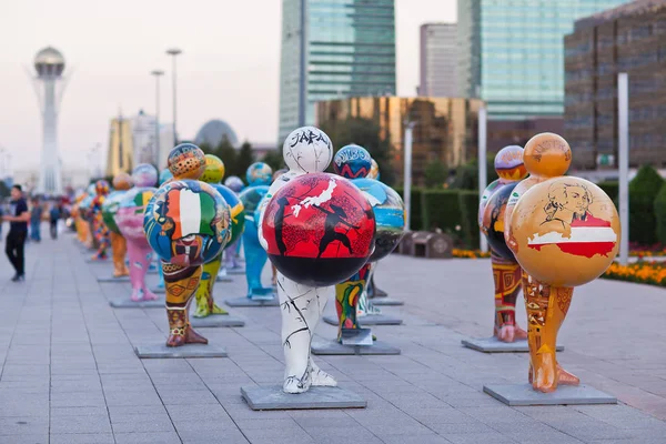 ASTANA, KAZAKHSTAN - 03 agosto 2016: Installazione artistica sotto forma di sculture che simboleggiano i paesi del mondo — Foto Stock