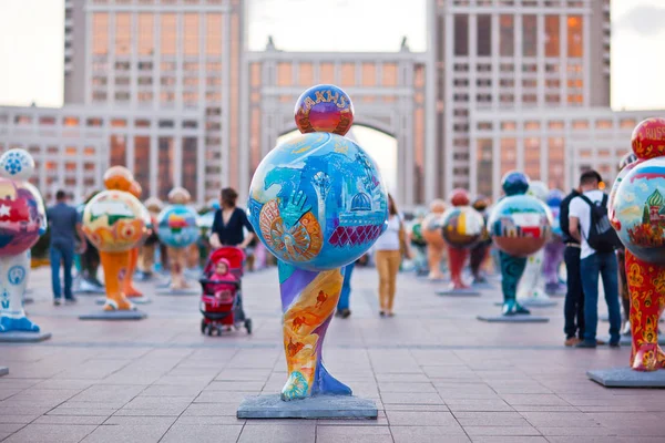 Astana, kasachstan - 03. August 2016: Kunstinstallation in Form von Skulpturen, die ein Land der Welt symbolisieren — Stockfoto
