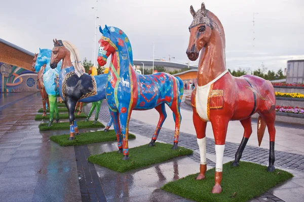 ASTANA, KAZAKHSTAN - 17 luglio 2016: Installazione artistica sotto forma di figure di cavalli, dipinti con ornamento ethnos, che vivono in Kazakistan — Foto Stock