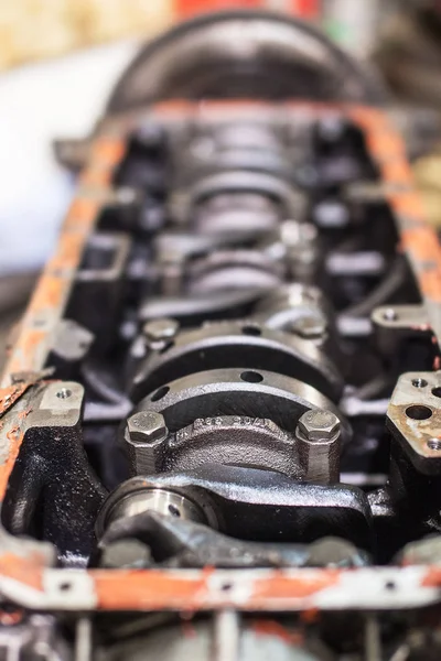 Abra o motor antigo no motor de quatro cilindros — Fotografia de Stock