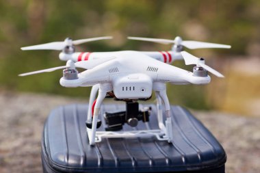 Beyaz dron kalış çanta ve uçmaya hazır