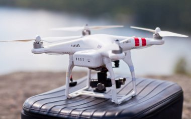 Beyaz dron kalış çanta ve uçmaya hazır