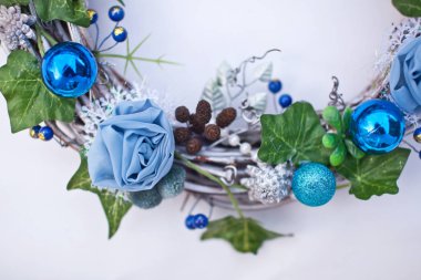 Noel dekoratif çelenk sarmaşık yaprakları, köknar ağacı topları, koni ve yapay çiçekler