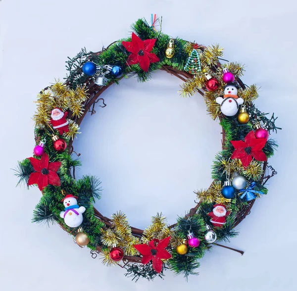 Corona decorativa de Navidad sobre un fondo blanco. Piso tendido, vista superior —  Fotos de Stock