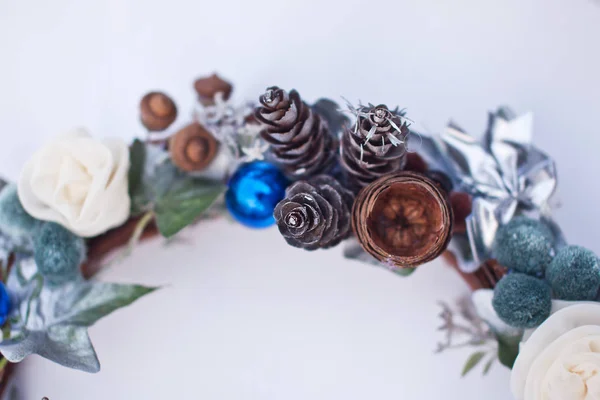Weihnachtsschmuckkranz aus Zapfen, Kunstblumen, Efeublättern und Tannenkugeln. — Stockfoto