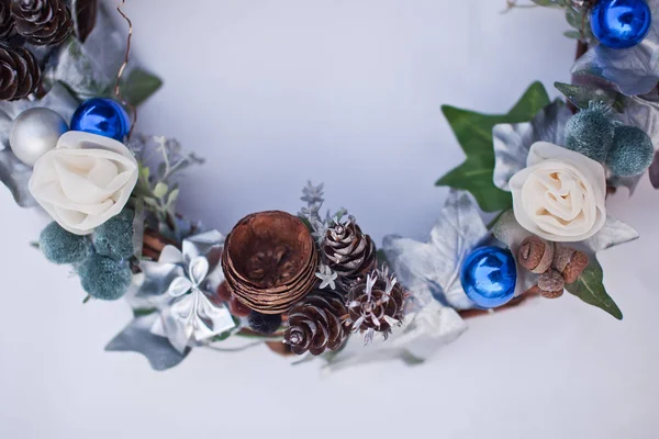 Grinalda decorativa de Natal de cone, flores artificiais, folhas de hera e bolas de abeto — Fotografia de Stock