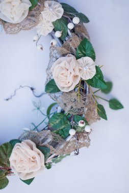 Dekoratif çelenk yapay çiçekler, yapraklar, dantel ve ökseotu ile dekore edilmiş