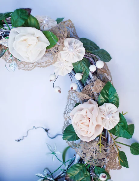 Grinalda decorativa decorada com flores artificiais, folhas, rendas e visco — Fotografia de Stock