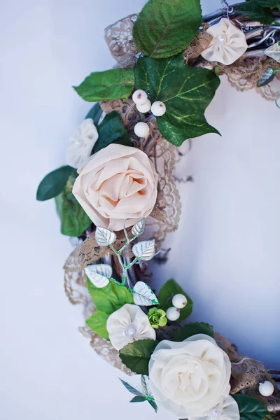 Dekorativ krans dekorerad med konstgjorda blommor, blad, spets och mistel — Stockfoto