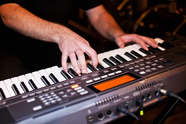 Primo piano mani del musicista che suona le tastiere — Foto Stock