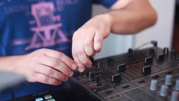 DJ-Mixing im Nachtclub — Stockvideo