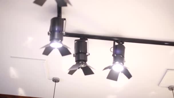 Studio verlichting aan het plafond — Stockvideo