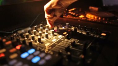 Dj gece kulübünde karıştırma