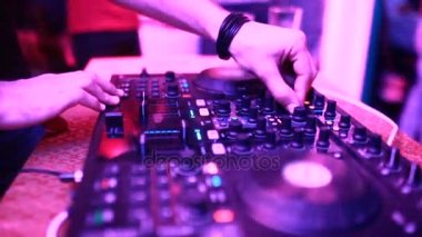 Dj gece kulübünde karıştırma