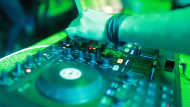 DJ mengen op de night club — Stockvideo