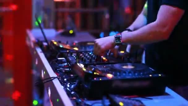 Dj mistura no clube noturno — Vídeo de Stock