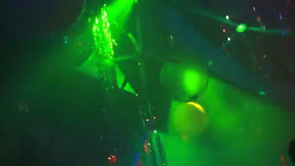 Palloncini di colore al night club — Video Stock