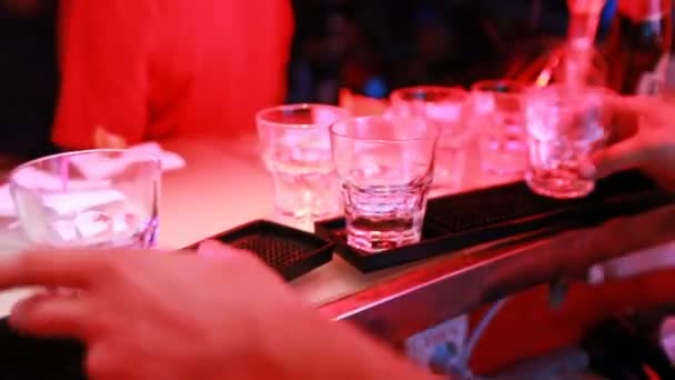 Barman maken cocktail bij de night club — Stockvideo