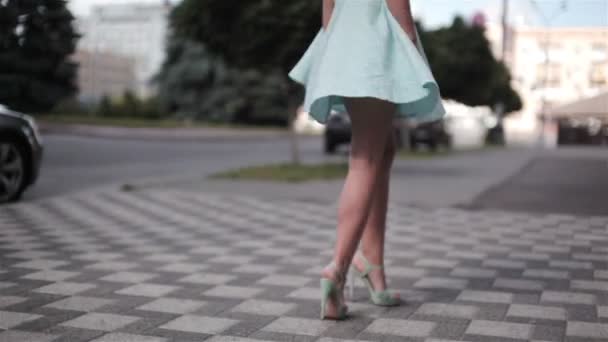 Fiatal lány fordul a türkizkék ruhában — Stock videók