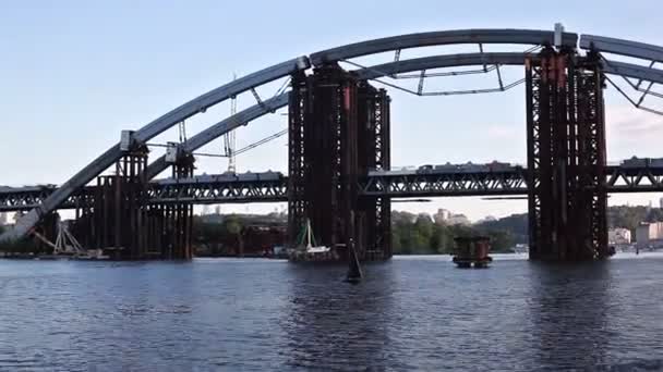 Bouw van de ijzeren brug van buizen in Kiev, Oekraïne — Stockvideo