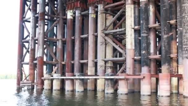 Construcción del Puente de Hierro de tuberías en Kiev, Ucrania — Vídeos de Stock