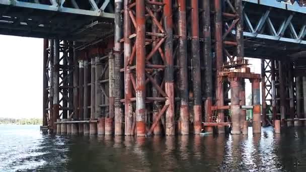 Construction du pont de fer des tuyaux à Kiev, Ukraine — Video