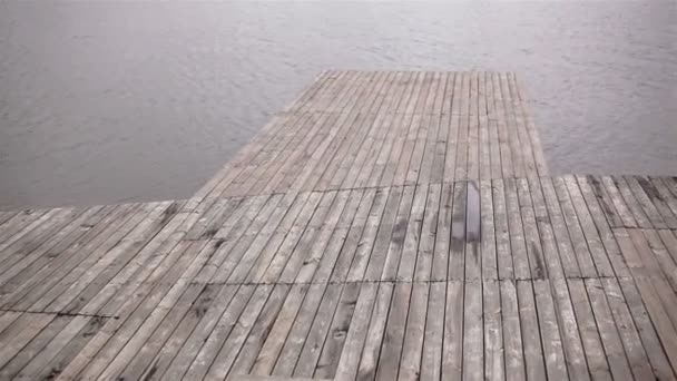 Ponte de madeira nas margens de um lago calmo — Vídeo de Stock