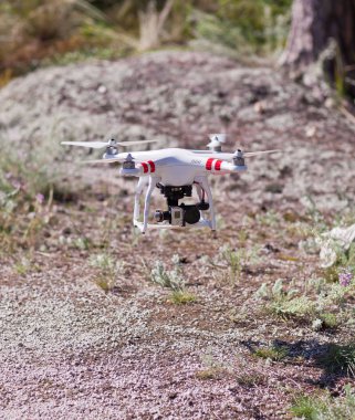 Beyaz dron kalış çanta ve uçmaya hazır