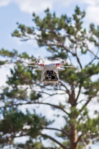 Beyaz dron kalış çanta ve uçmaya hazır — Stok fotoğraf
