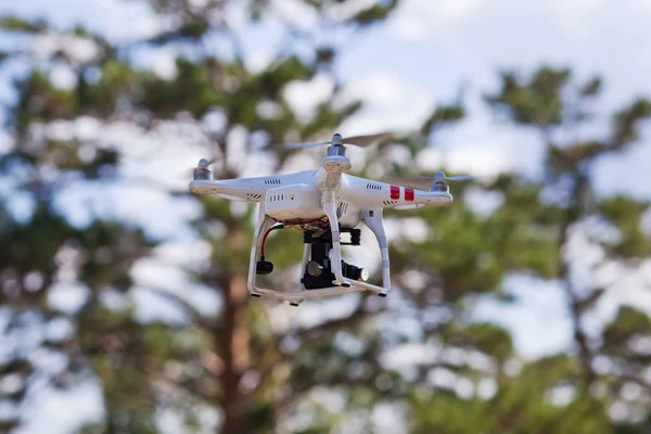 Beyaz dron kalış çanta ve uçmaya hazır — Stok fotoğraf