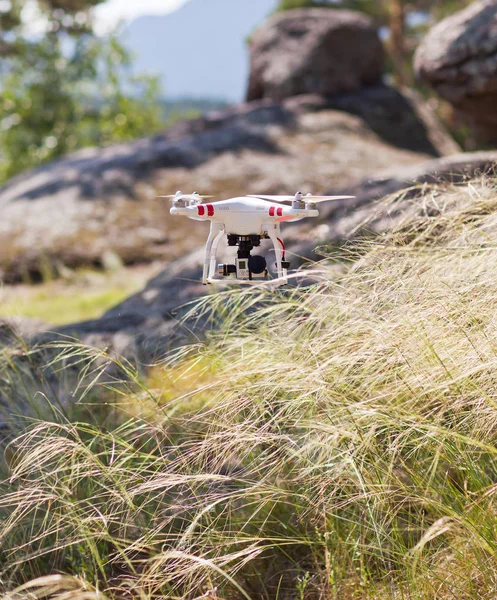 Beyaz dron kalış çanta ve uçmaya hazır — Stok fotoğraf